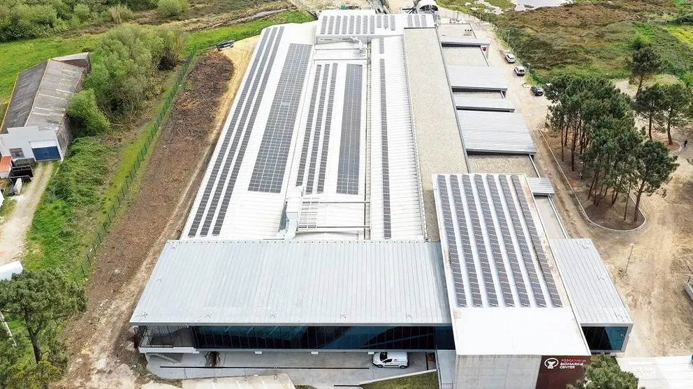 Paneles fotovoltaicos en el Biomarine Center que Nueva Pescanova tiene en O Grove.