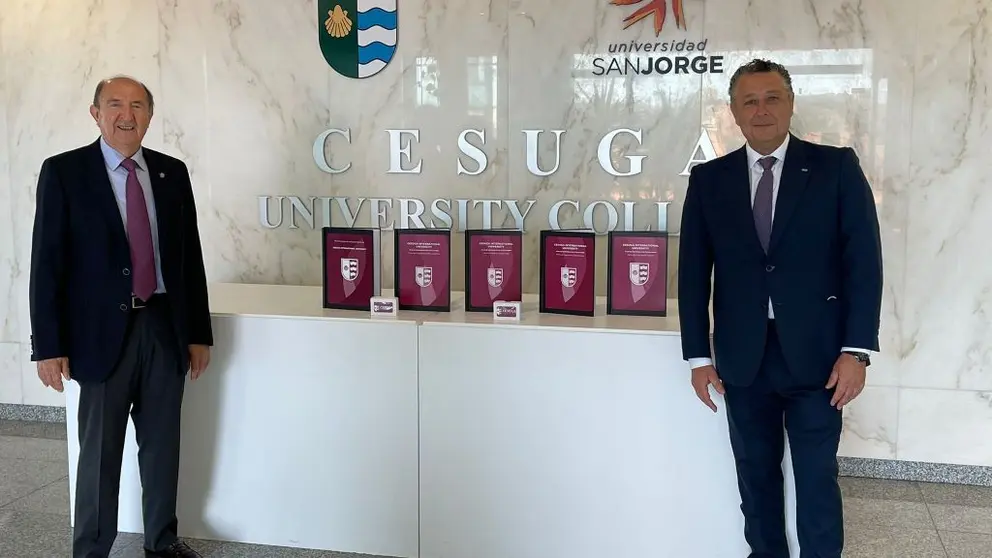 Jose Varela y Venancio Salcines con los tomos del expediente de solicitud de reconocimiento como univresidad privada de Cesuga.