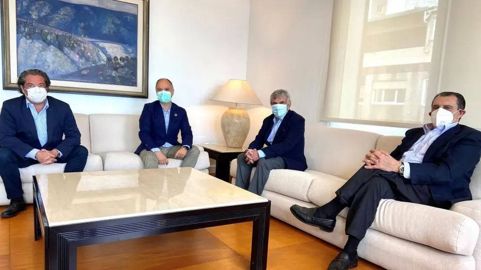 El delegado de la Zona Franca de Vigo en reuni&oacute;n con directivos de Conxemar.