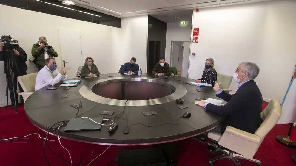 El comit&eacute; de empresa de Alcoa San Cibrao en reuni&oacute;n con el vicepresidente econ&oacute;mico de la Xunta, Francisco Conde.