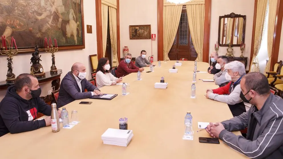 Membros do comit&eacute; de empresa da refinar&iacute;a de Repsol xunto &aacute; alcaldesa da Coru&ntilde;a, In&eacute;s Rey, e o concelleiro Lage Tu&ntilde;as.