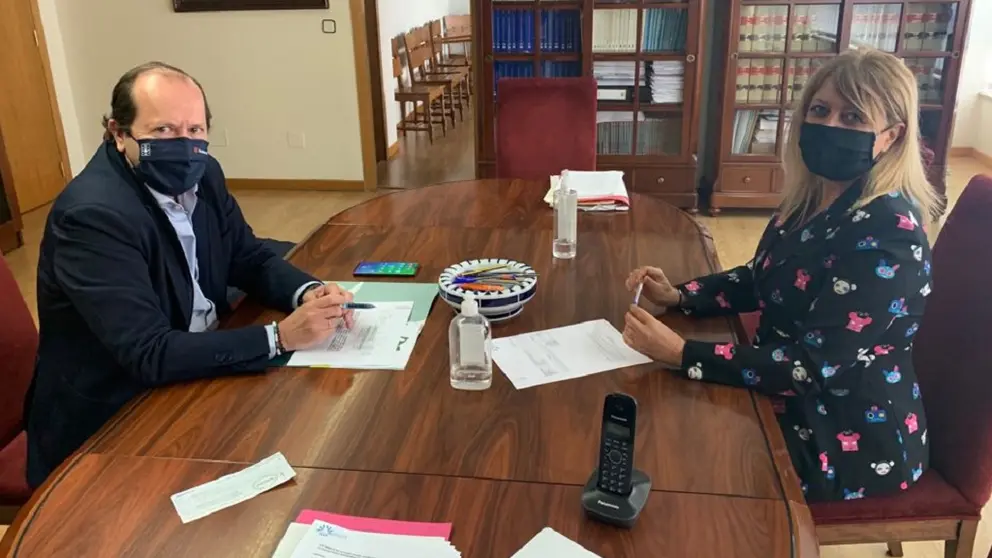 Eel presidente ejecutivo de Sogama, Javier Dom&iacute;nguez, y la gerente de SEA, Beatriz Sestayo, formalizaron la compraventa.