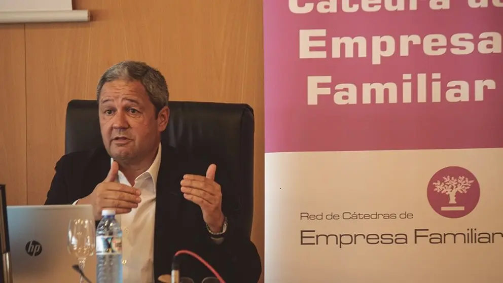 Tino Fern&aacute;ndez salientou na UDC os valores da empresa familiar./G. LAMAS | PUNTO GA.