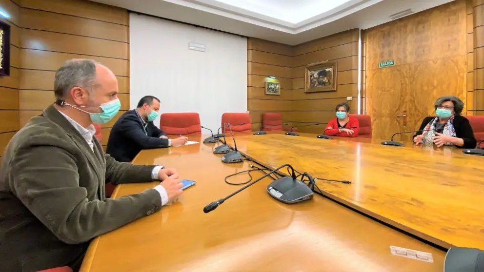 Reuni&oacute;n entre el delegado de la Zona Franca, David Regades, la directora de la  Escuela de Estudios Empresariales, Consuelo Curr&aacute;s Valle, y la subdirectora, Araceli Gonz&aacute;lez.