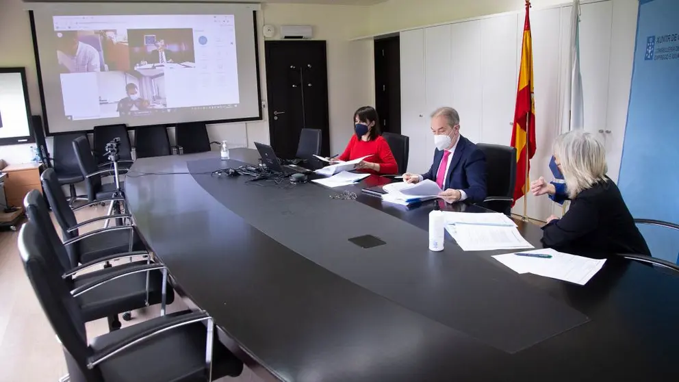 La conselleira Mar&iacute;a Jes&uacute;s Lorenzana (izq.) en la reuni&oacute;n por videoconferencia con los integrantes del Di&aacute;logo Social.