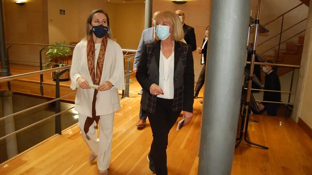 La conselleira de Infraestruturas e Mobilidade, Ethel V&aacute;zquez, junto a la presidenta de la CEO, Marisol Novoa, a la llegada a la reuni&oacute;n.