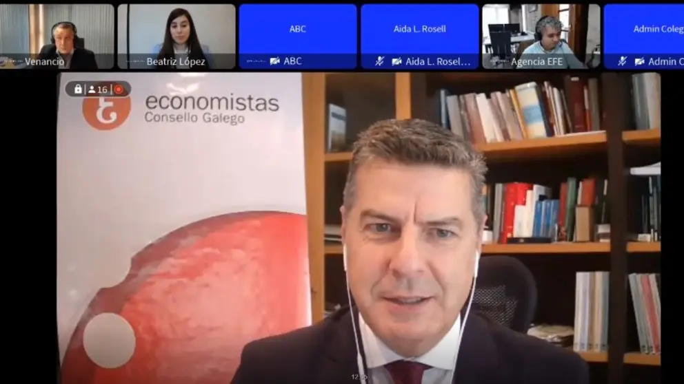 El presidente del Consello Galego de Economistas, Miguel A. V&aacute;zquez Ta&iacute;n, durante la presentaci&oacute;n del "Bar&oacute;metro de Econom&iacute;a".