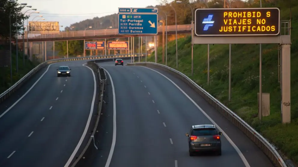 Tr&aacute;fico en la AP-9 durante el confinamiento en la primavera de 2020. /M.RIOPA.