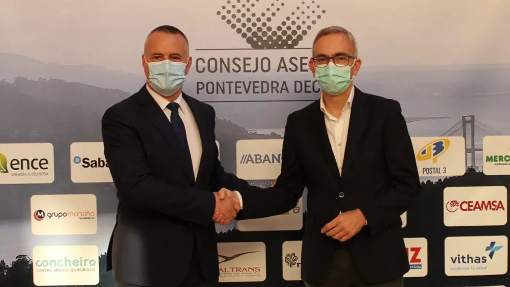 el director del Territorio Norte de Telef&oacute;nica Espa&ntilde;a, Manuel &Aacute;ngel Alonso, y el presidente de la Confederaci&oacute;n de Empresarios de Pontevedra (CEP), Jorge Cebreiros,