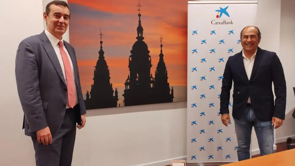 el presidente del cl&uacute;ster, Ces&aacute;reo Pardal; a su izquierda, el director de Banca de Empresas de CaixaBank, Emilio Barreiro.