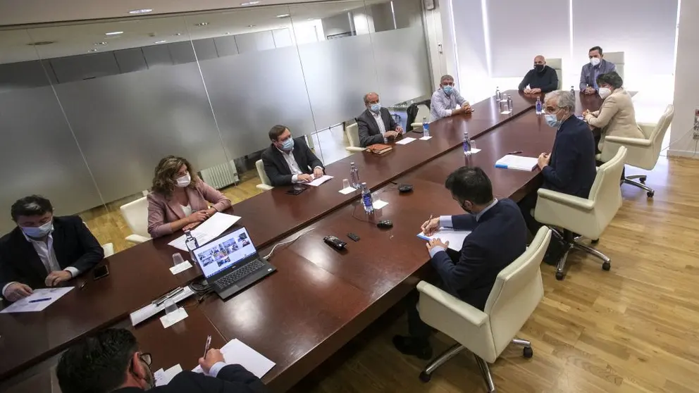 El vicepresidente econ&oacute;mico de la Xunta, reunido con regidores de las comarcas de Ferrol, Eume y Ortegal./C.PAZ.