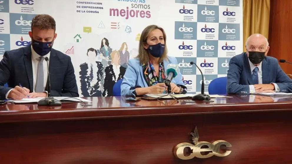 El delegado de la Xunta en A Coru&ntilde;a, la conselleira de Infraestruturas e Mobilidade y el presidente de la CEC.