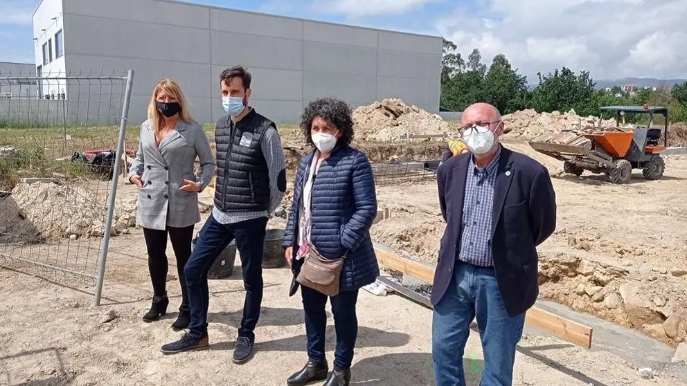 La gerente de SEA, el alcalde Rianxo y representantes de la empresa