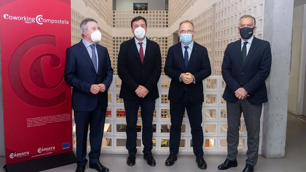 O presidente da Deputaci&oacute;n da Coru&ntilde;a e o alcalde de Santiago entre os vicepresidentes da C&aacute;mara santiaguesa.