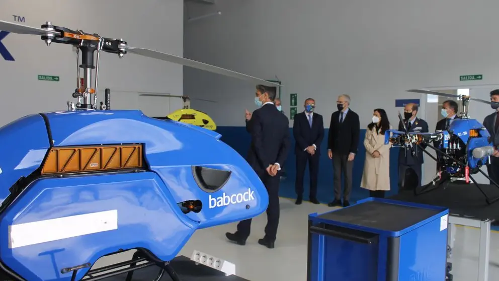 El conselleiro Francisco Conde, en una visita a los hangares de Banck en el aer&oacute;dromo de Rozas.