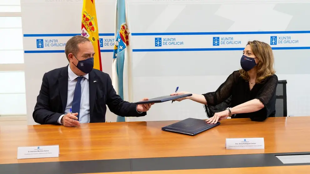 El conselleiro de Facenda e Administraci&oacute;n P&uacute;blica, Valeriano Mart&iacute;nez, y la directora de la Escola Galega de Administraci&oacute;n P&uacute;blica (EGAP), Sonia Rodr&iacute;guez-Campos, firmaron el protocolo de colaboraci&oacute;n para la creaci&oacute;n del Instituto de Econom&iacute;a P&uacute;blica de Galicia./X.CRESPO.