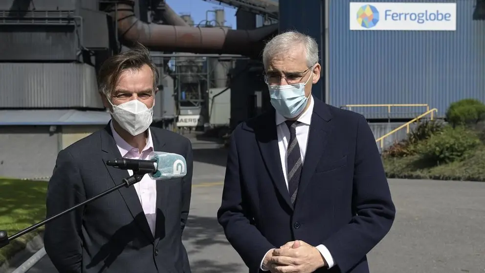 El vicepresidente econ&oacute;mico de la Xunta (der.) en las instalaciones de Ferroatl&aacute;ntica en Arteixo.