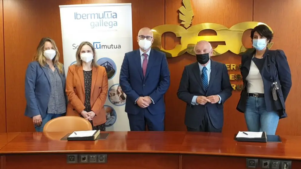 Representantes de Ibermutua gallega y de la Confederaci&oacute;n de Empresarios de A Coru&ntilde;a en la firma del convenio de colaboraci&oacute;n.