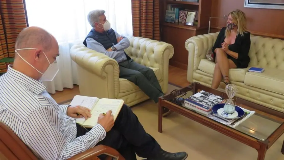 La gerente de SEA, Beatriz Sestayo, fue recibida por el presidente de la Autoridad Portuaria Ferrol-San Cibrao, Indalecio Seijo.
