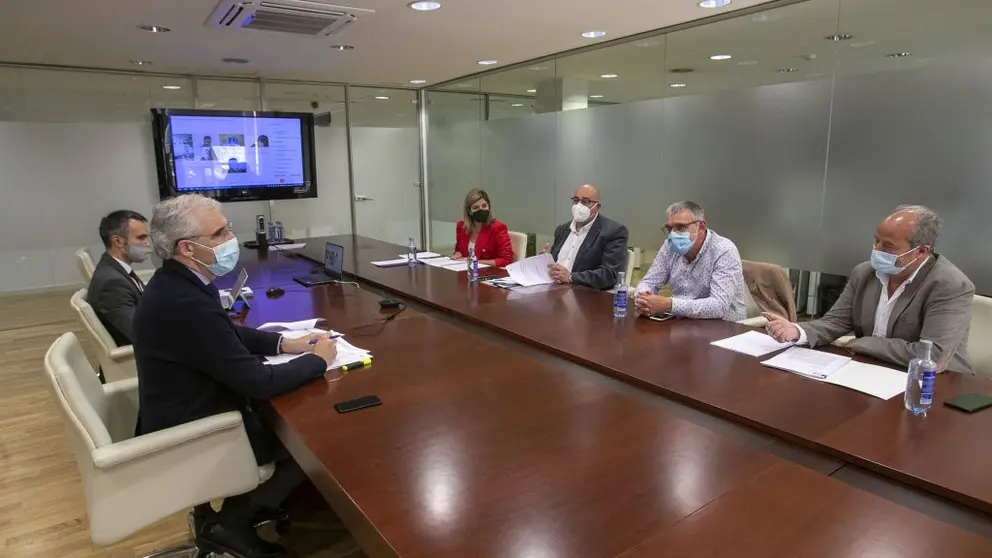 El vicepresidente econ&oacute;mico, Francisco Conde (izq.) recibi&oacute; en San Caetano a los regidores de Ferrolterra./C.PAZ.