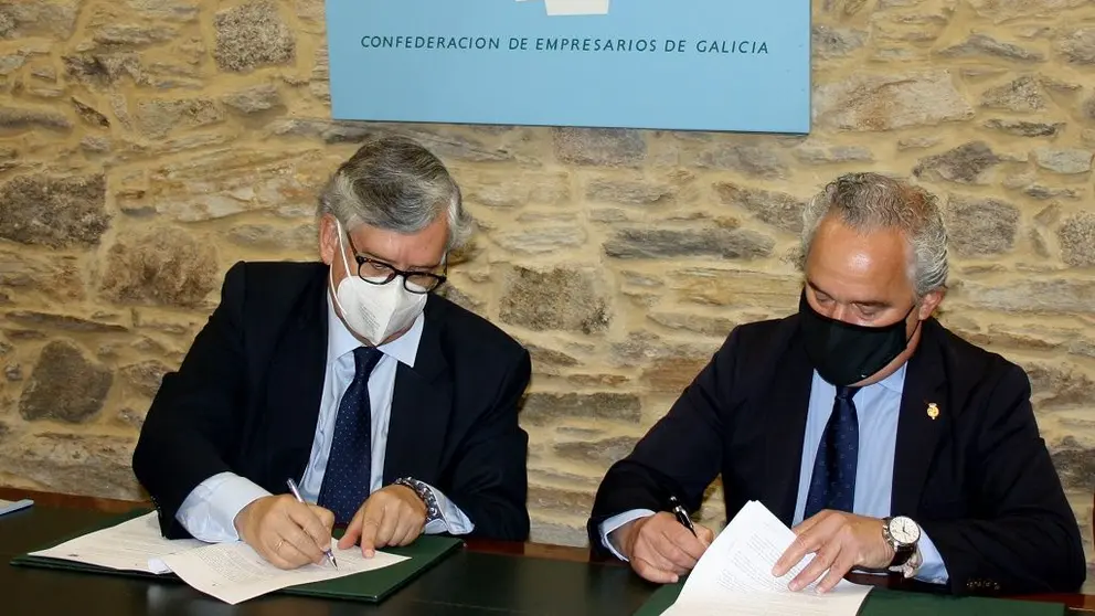 presidente de la Confederaci&oacute;n de Empresarios de Galicia (CEG), Juan Manuel Vieites, y el director general de sostenibilidad del Grupo Adecco, Francisco Mesonero Fern&aacute;ndez de C&oacute;rdoba.