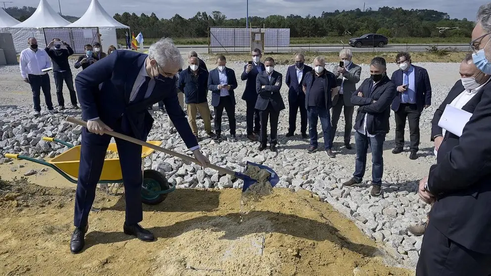 El vicepresidente de la Xunta, Francisco Conde, en el acto de inicio de obras de Unifersa en el pol&iacute;gono de A Laracha./M.FUENTES.