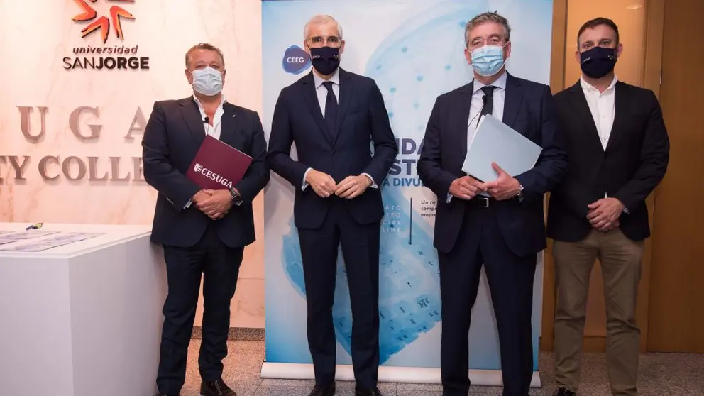 Representantes de Cesuga y del CEEG junto al vicepresidente econ&oacute;mico de la Xunta.