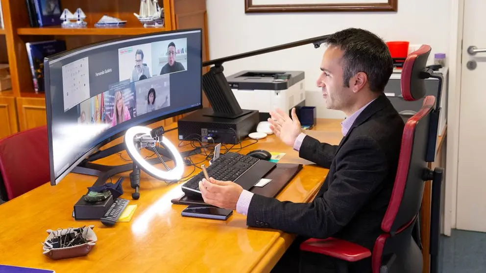 Fernando Guldr&iacute;s intervino por videoconferencia en la apertura de las Jornadas profesionales de la Industria./X.CRESPO.