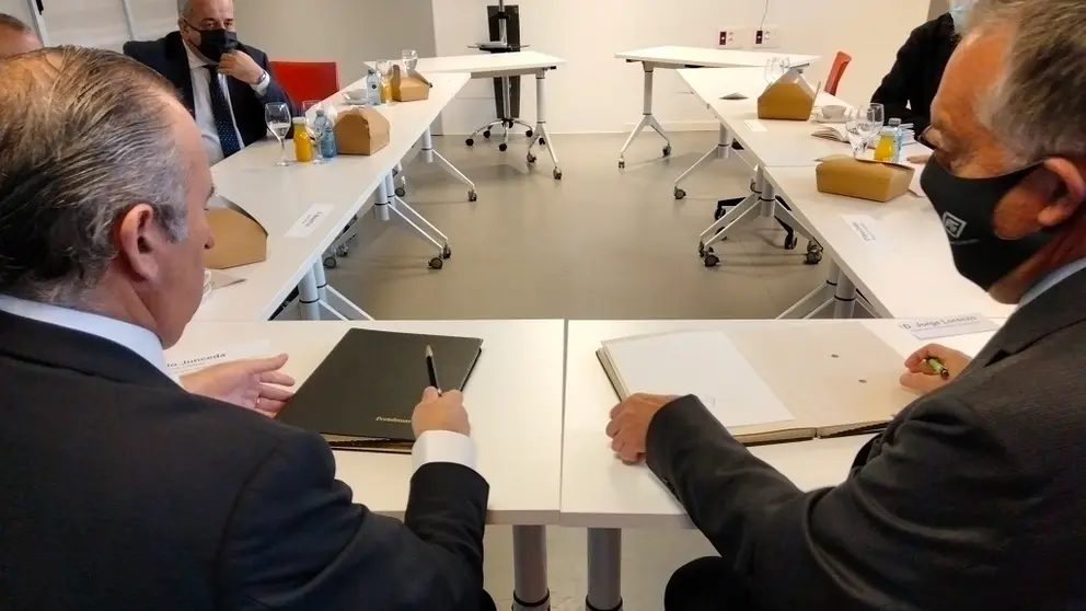 En primer t&eacute;rmino, Pablo Junceda, director de Sabadell Gallego, y Jorge Lorenzo, vicepresidente de la C&aacute;mara de Santiago.