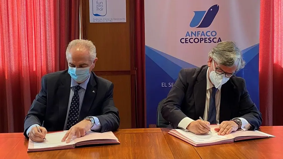 Lino Comesa&ntilde;a, por parte de Abanca, y Juan Manuel Vieites, en representaci&oacute;n de Funpromar, firmaron el convenio.