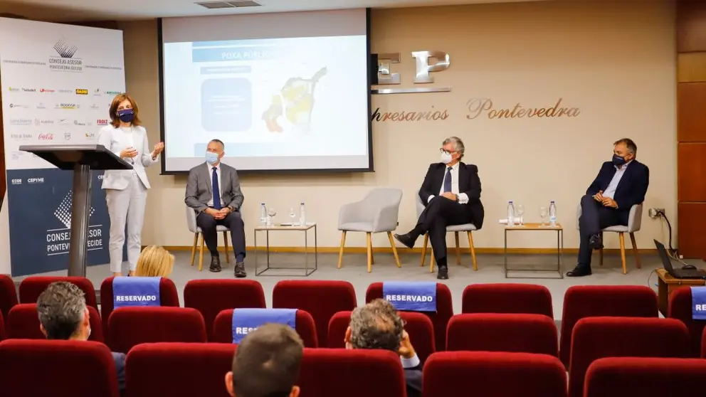 La conselleira Angeles V&aacute;zquez, en la reuni&oacute;n con empresarios pontevedreses en la sede de la CEP./MVR.