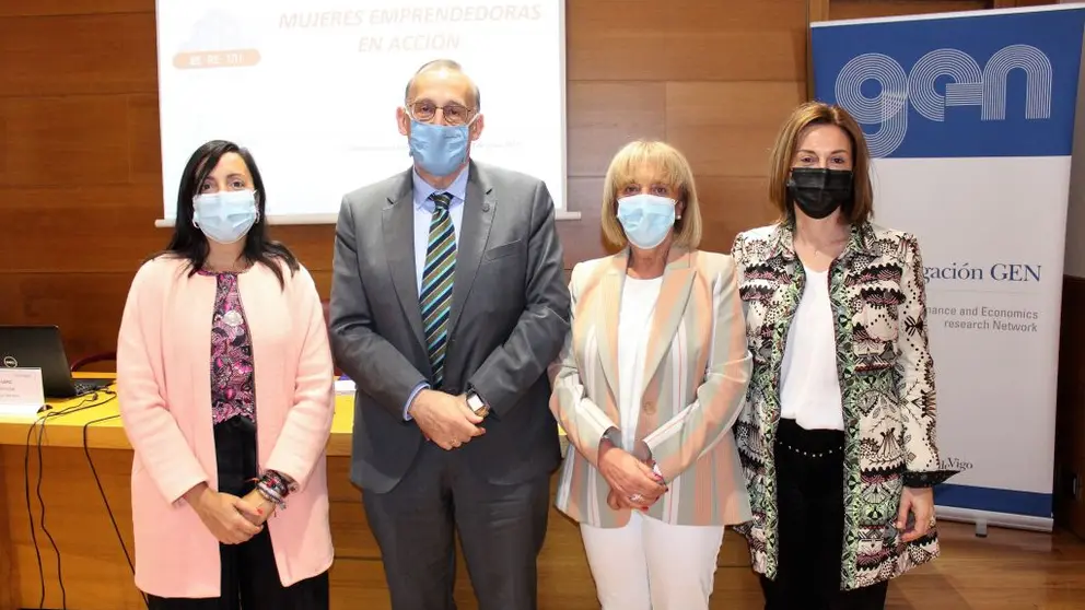 Representantes de la Universidad de Vigo y de la CEO en la firma del convenio de colaboraci&oacute;n.