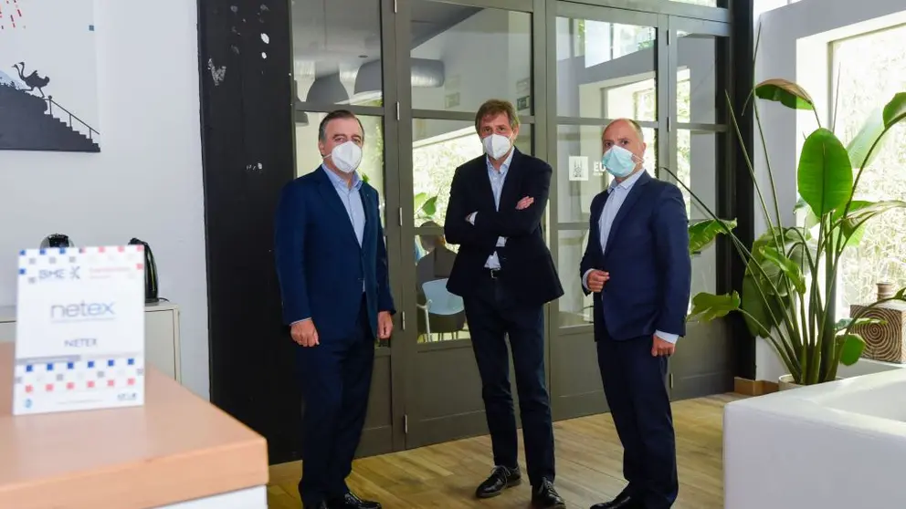 Francisco Botas, consejoer delegado de Abanca, Carlos Ezquerro. CEO de Netex, y David Regades, delegado de la Zona Franca, en la sede de Netex.