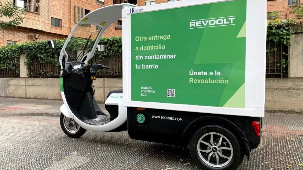 La flota de reparto de Revoolt est&aacute; formada por furgonetas, motos, triciclos y patinetes el&eacute;ctricos.