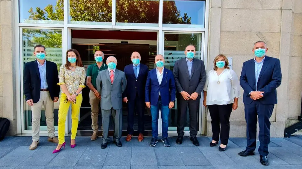 La delegaci&oacute;n del Pol&iacute;gono de San Cibrao das Vi&ntilde;as, junto al delegado de la Zona Franca de Vigo, en Bouzas.