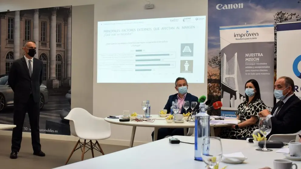 Representantes de C&iacute;rculo de Empresarios, Improven y Asime en la presentaci&oacute;n a los medios de la encuesta &ldquo;Situaci&oacute;n actual de la empresa y retos de la nueva realidad&rdquo;.