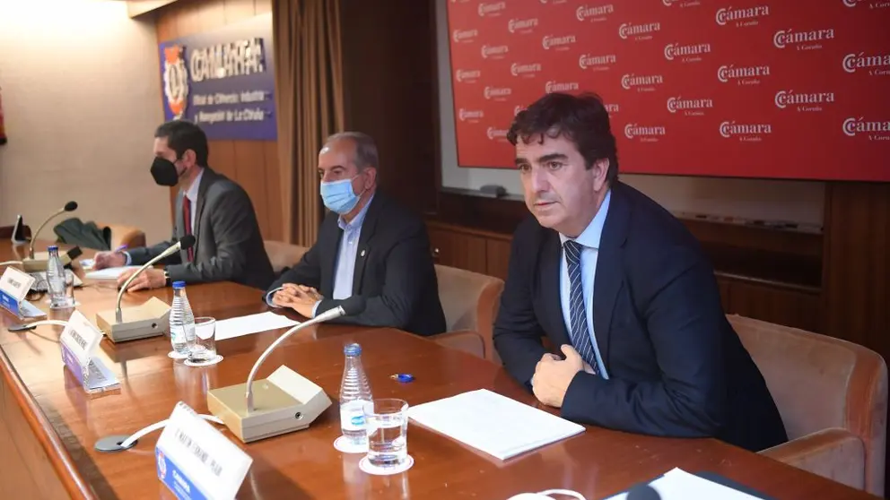 El presidente de la Autoridad Portuaria de A Coru&ntilde;a, Mart&iacute;n Fern&aacute;ndez Prado (der.), durante su intervenci&oacute;n en la C&aacute;mara de Comercio.