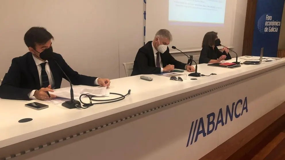 El secretario general de Clun, Juan Gallestegui, junto a los miembros del Foro, Santiago Lago y Mar&iacute;a Bastida.