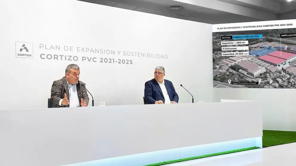 El director general de arquitectura de Cortizo, Daniel Lainz, y el gerente de Cortizo PVC, Estanislao Su&aacute;rez, presentaron el Plan de expansi&oacute;n y sostenibilidad del PVC 2021-2025.