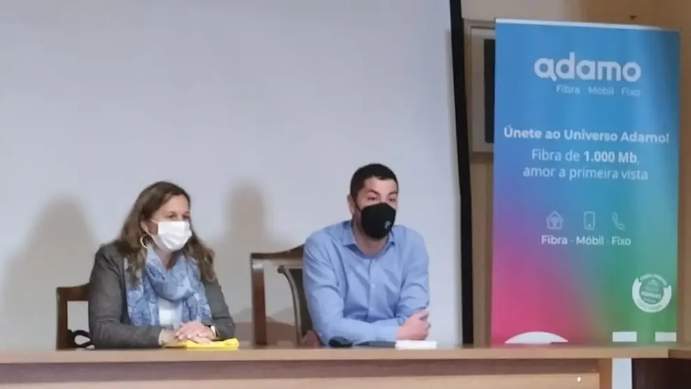 La alcaldesa de Lourenz&aacute;, Roc&iacute;o L&oacute;pez Garc&iacute;a, y el responsable de Adamo en Galicia, David Llano.