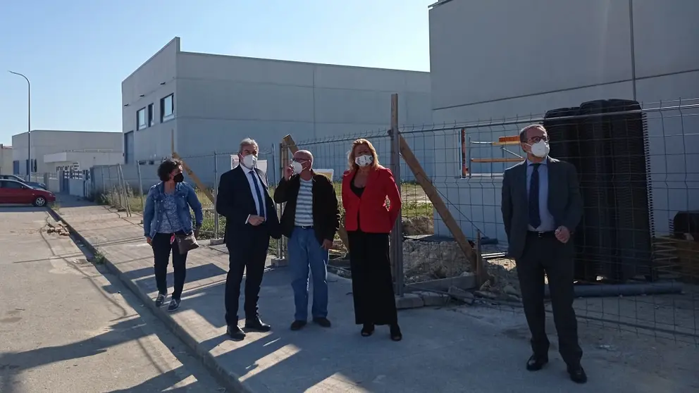 Visita al pol&iacute;gono de Rianxo del irector general de Sepes, Lucrecio Fern&aacute;ndez y de la gerente de "Suelo Empresarial del Atl&aacute;ntico", SEA, Beatriz Sestayo, con el alcalde de Rianxo (A Coru&ntilde;a), Adolfo Mu&iacute;&ntilde;os. 
 
Han asistido el director de Relaciones Institucionales de Sepes, Francisco Garc&iacute;a Palmero y la teniente de alcaldesa de Rianxo, Carmen Figueira