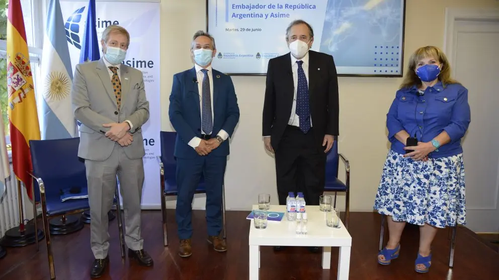 El embajador de Argentina en Espa&ntilde;a junto al secretario general de Asime, la c&oacute;nsul general de Argentina en Vigo, Silvina Montenegro, y el vicec&oacute;nsul,.