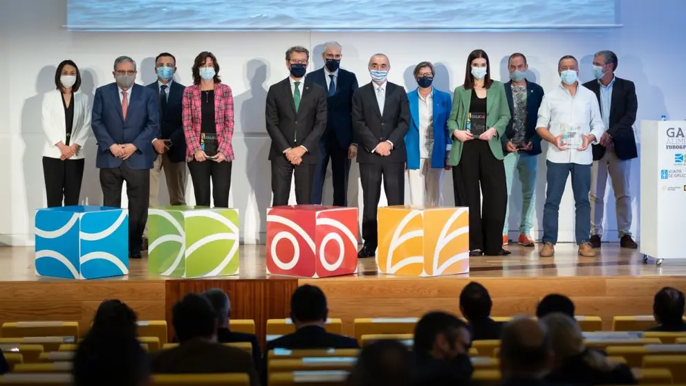 Autoridades y galardonados en la entrega de los VII Premios Galicia de Alimentaci&oacute;n./D.CABEZ&Oacute;N.
