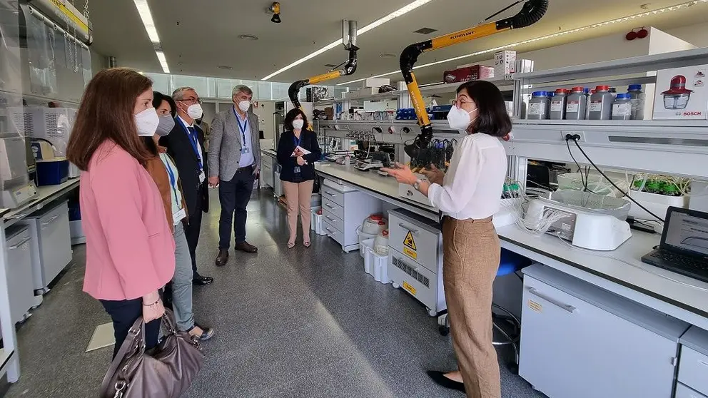 a directora de la Refiner&iacute;a de Repsol en A Coru&ntilde;a, Natalia Barreiro junto a Fernando del Val, Director Gral. de EnergyLab junto a distintos miembros de ambas entidades, visitando el laboratorio del centro tecnol&oacute;gico.