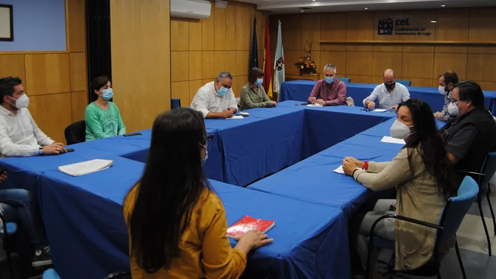 Encuentro en la sede de la CEL de representantes de FAGA, OVICO, Entrepinares y Megaro Foods, entre otros.