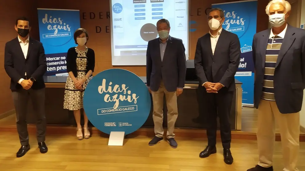 Sorteo ante notario de la campa&ntilde;a "D&iacute;as Azuis", en presencia del director xeral de Comercio, el presidente de la Federaci&oacute;n Galega de Comercio y el director en Lugo de Abanca.