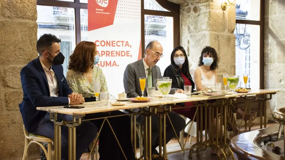 Miembros de AJE Ourense con el presidente de la Autoridad Portuaria de Vigo.