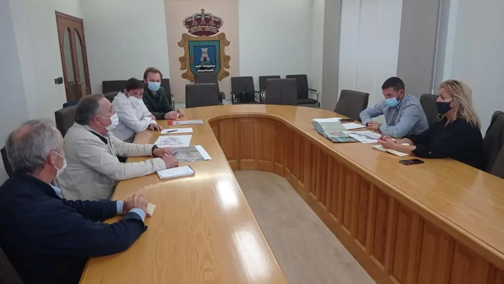Reuni&oacute;n de la gerente de SEA, Beatriz Sestayo, en el Ayuntamiento de A Laracha.