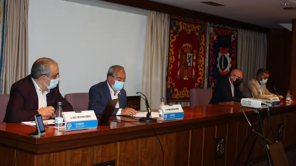 Representantes de la Diputaci&oacute;n de A Coru&ntilde;a, APECCO y la C&aacute;mara de  A Coru&ntilde;a en la jornada sobre obra p&uacute;blica.