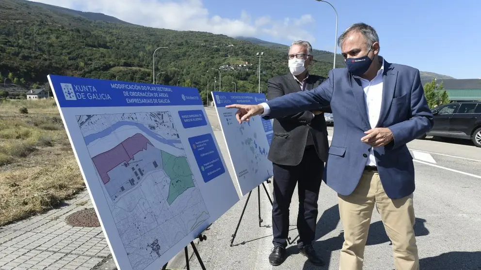 El director del Instituto Galego da Vivenda e Solo, Heriberto Garc&iacute;a, visit&oacute; el pol&iacute;gono de O Barco de Valdeorras junto al alcalde, Alfredo Garc&iacute;a, y empresarios de la zona.